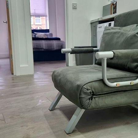 2 Bed Cosy Flat Close To Bus & Tube Station Londra Esterno foto