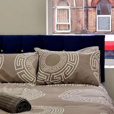 2 Bed Cosy Flat Close To Bus & Tube Station Londra Esterno foto