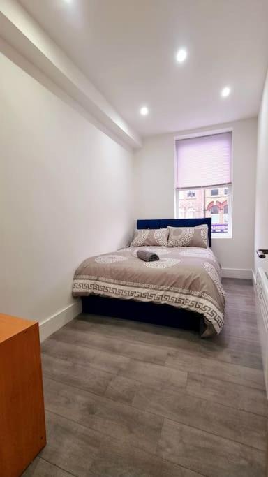 2 Bed Cosy Flat Close To Bus & Tube Station Londra Esterno foto