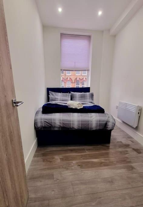 2 Bed Cosy Flat Close To Bus & Tube Station Londra Esterno foto