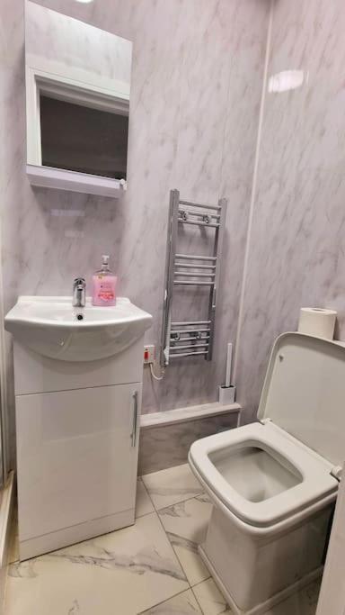 2 Bed Cosy Flat Close To Bus & Tube Station Londra Esterno foto