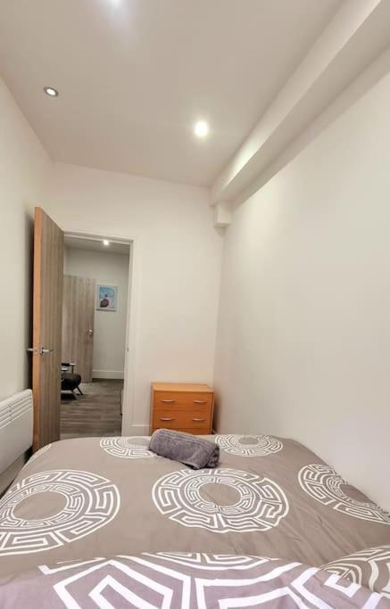 2 Bed Cosy Flat Close To Bus & Tube Station Londra Esterno foto
