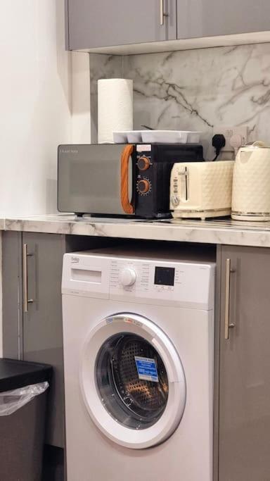 2 Bed Cosy Flat Close To Bus & Tube Station Londra Esterno foto