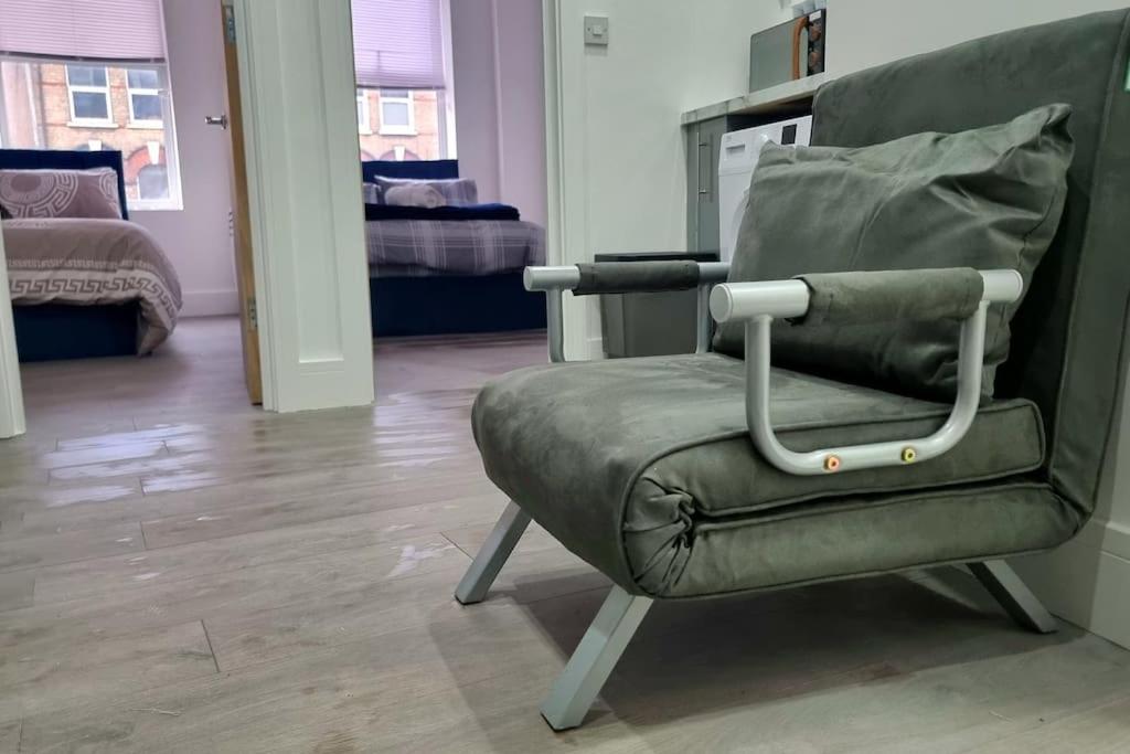 2 Bed Cosy Flat Close To Bus & Tube Station Londra Esterno foto