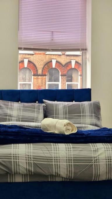 2 Bed Cosy Flat Close To Bus & Tube Station Londra Esterno foto