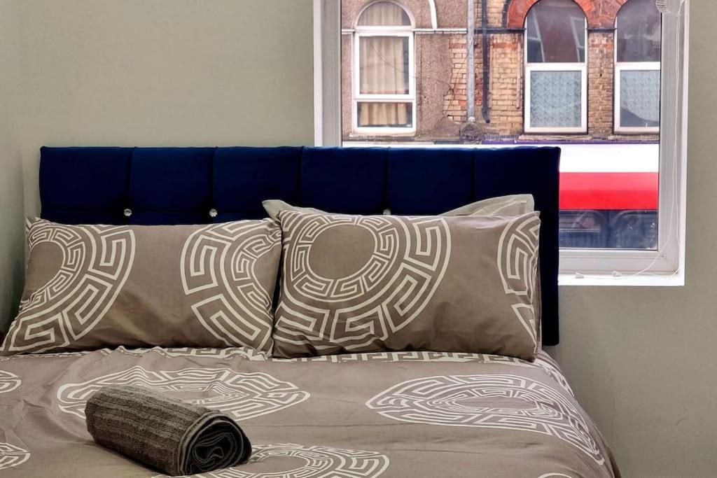 2 Bed Cosy Flat Close To Bus & Tube Station Londra Esterno foto