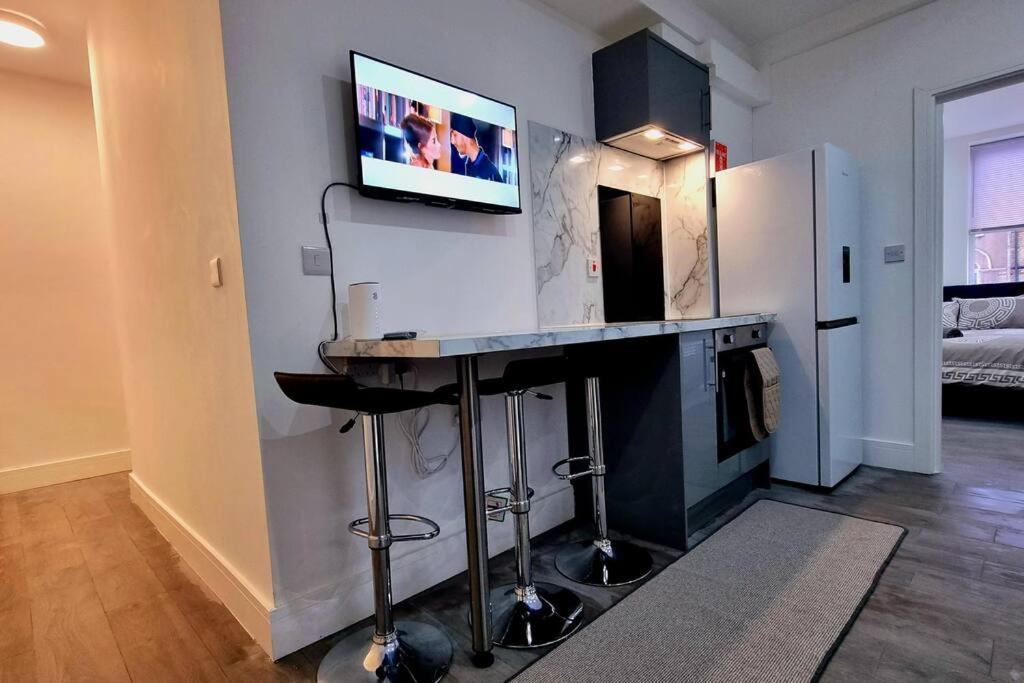 2 Bed Cosy Flat Close To Bus & Tube Station Londra Esterno foto