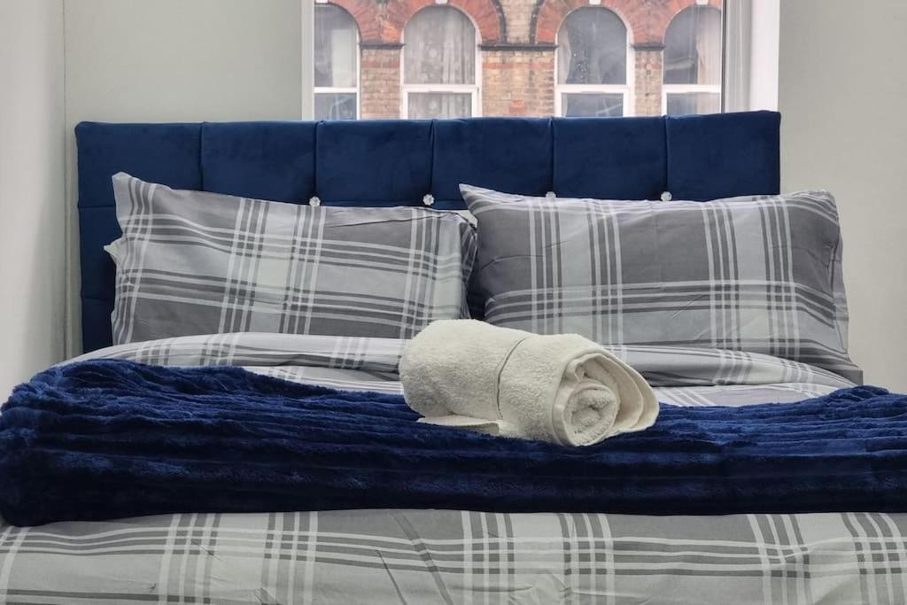 2 Bed Cosy Flat Close To Bus & Tube Station Londra Esterno foto