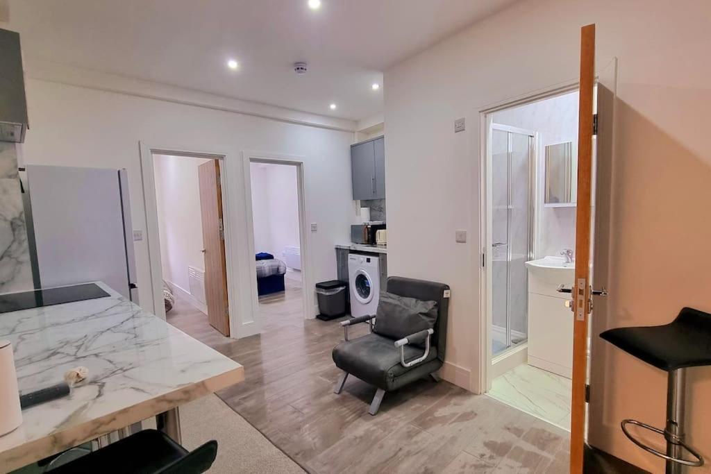 2 Bed Cosy Flat Close To Bus & Tube Station Londra Esterno foto